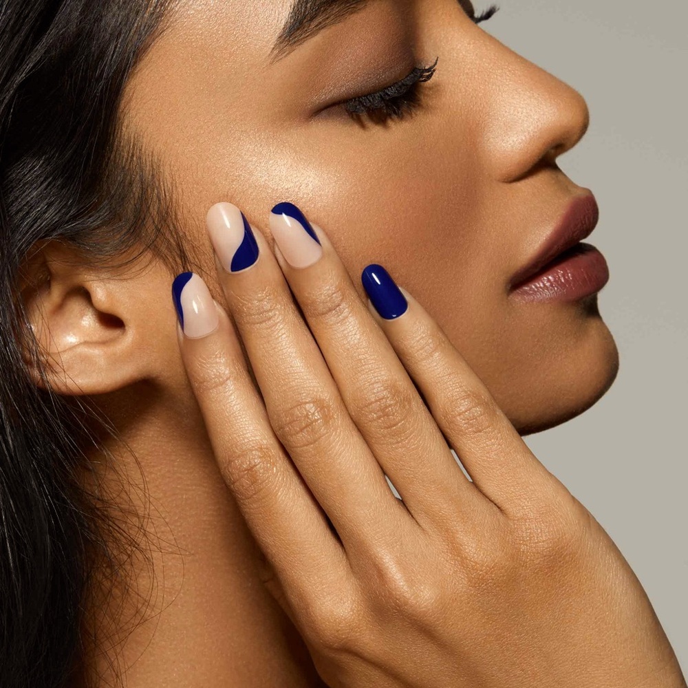 Static Nails Pop-on nails. Front Row round and Black French almond